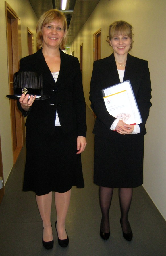 Supervisor Professor Gunilla Widén, candidate Maria Kronqvist-Berg, and the academic hat